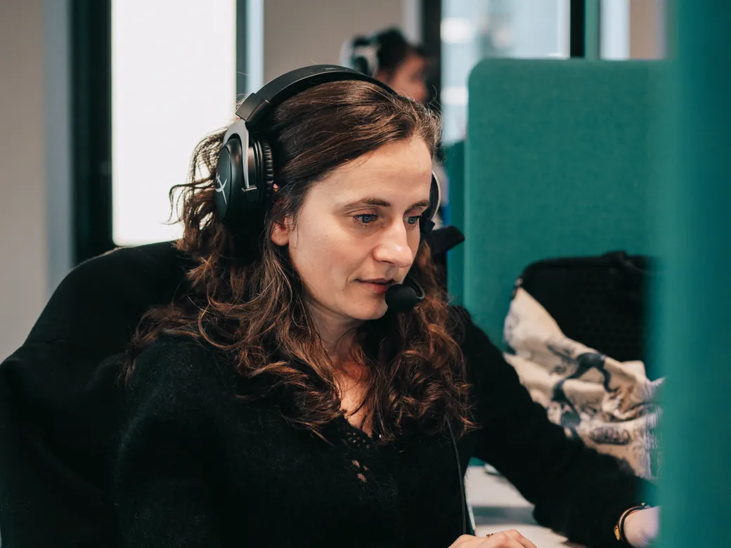 Patricia, conseillère Sam Assistance, au téléphone avec une famille à son bureau