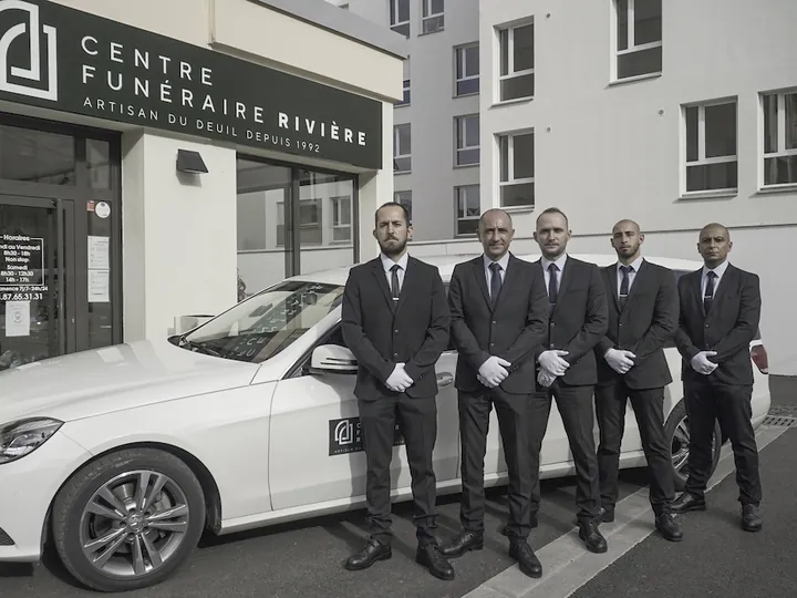 L’équipe du centre funéraire Rivière devant l’agence, à Lyon