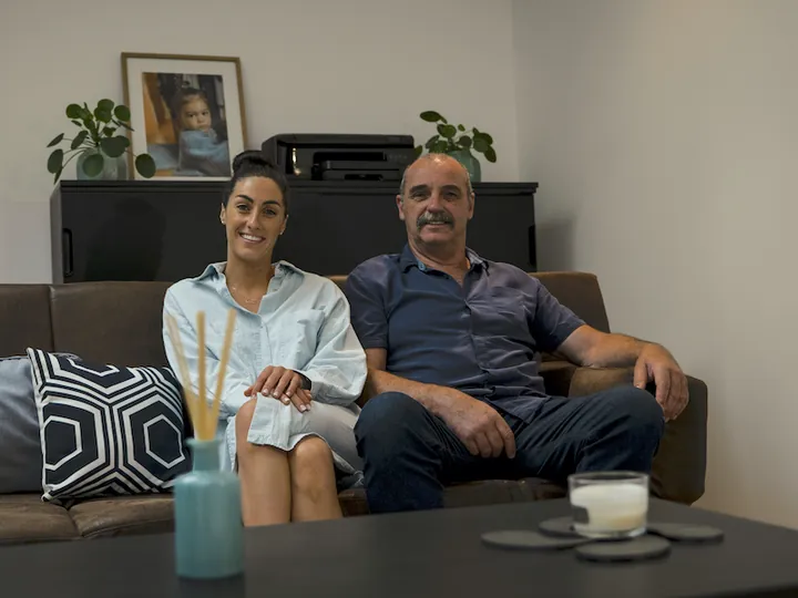 Mañuela Landaboure et son père, dans leur agence de pompes funèbres