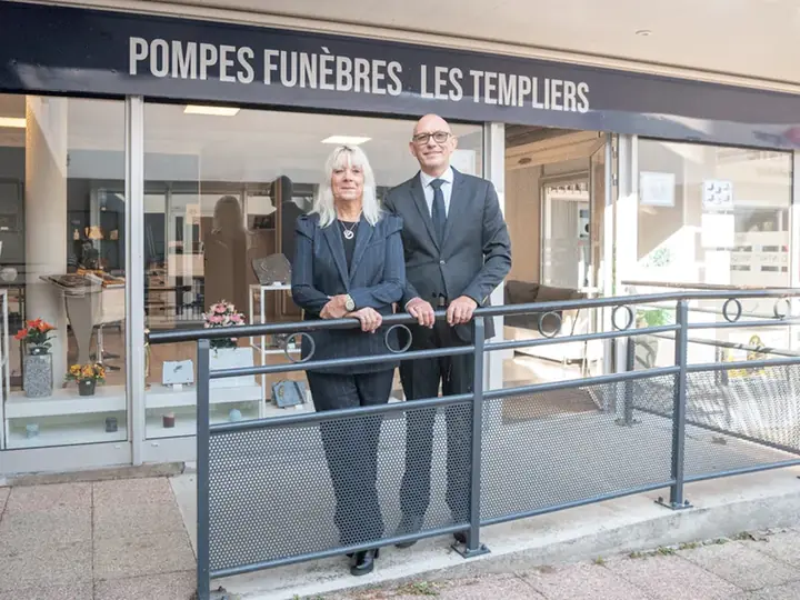 Pierrick et Sylvie Hautekeete devant les pompes funèbres Les Templiers