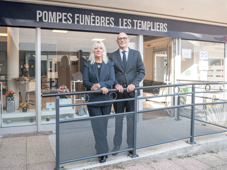 Pierrick et Sylvie Hautekeete devant les pompes funèbres Les Templiers