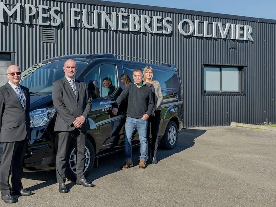 L’équipe des pompes funèbres Ollivier devant son agence